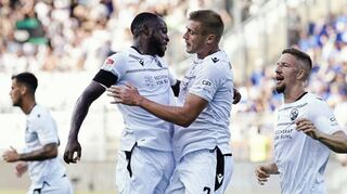 Sandhausens Torschütze Aleksandr Zhirov (M.) jubelt mit David Kinsombi (l.) und Janik Bachmann über das Tor zum 1:1 im Ligaspiel gegen Darmstadt. Das Spiel verlor der SVS allerdings dann mit 1:2.