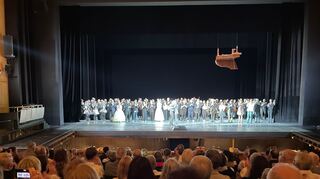 Emotionaler Moment: Am Ende von "Götterdämmerung" und nach zehn Minuten Applaus und Jubel verabschiedet Opernintendant Albrecht Puhlmann Mannheims GMD Alexander Soddy auf der voll besetzten Bühne.