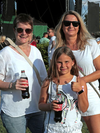 Familienbande: Steffi (Patentante von Lisanne), Katja (Mutter von Lisanne) und vorne: Lisanne (8 Jahre) - für Lisanne ist es das erste Livekonzert!