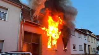 Flammen schlagen aus den Fenstern: Die Freiwillige Feuerwehr Hockenheim zeigt auf ihrer Facebook-Seite dieses Bild vom Brand in Hockenheim.
