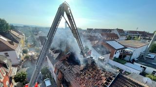 Im Rahmen der Nachlöscharbeiten musste Brandschutt aus dem Dachbereich abgetragen werden.