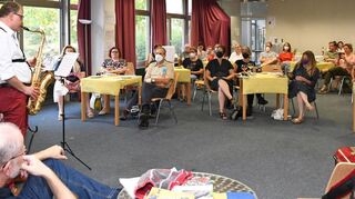 „Der Haber & der Wolf“ haben für das Publikum in der Stadtbibliothek zum Abschluss der Buchwoche musikalische Unterhaltung und Krimiempfehlungen dabei. Wolfgang Oehrle (l.) spielt hier Saxofon.
