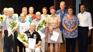 Der zweite Vorsitzende des Gartenbauvereins, Martin Halter (l.), Ehrenvorsitzender Peter Wierer (r.) und die stellvertretende Vorsitzende des Bezirksverbands, Jutta Sturm (2. v. r.), würdigten die Mitglieder und aktiven Kleingartenpächter.