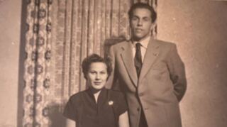Auf diesem Bild, das vom Original abfotografiert wurde, sind Renate Müller und Georg Feuerstein 1950 bei ihrer Verlobung zu sehen.
