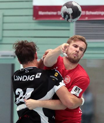 Lukas Sauer ist zweifelsohne der spielerische Kopf der Mannschaft. Im Spiel gegen den Zweitligisten Eisenach (Bild) war auch er sehr gefordert.