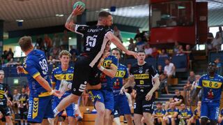 Im Finale in Schwetzingen geht es zuweilen hart umkämpft zu. Am Ende hat Eisenach (hier Alexander Saul) mit 28:24 die Nase vorn gegen Konstanz.