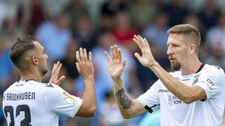 Torschützen unter sich: Sandhausens Ahmed Kutucu (l.) jubelt nach seinem Treffer zum 0:2 mit Janik Bachmann.