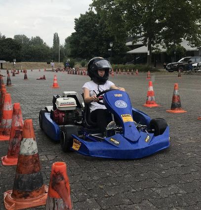 Alana Zinkgraf bewältigt im Kart den vom AMC gesteckten Parcours auf dem Parkplatz der Fritz-Mannherz-Hallen souverän und darf sich dabei wie ein Rennfahrer fühlen.