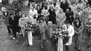 Einwöchiger Hungerstreik im ehemaligen Konzentrationslager Dachau im Jahr 1980. Vorne in der Mitte: Romani Rose, Vorsitzender des Zentralrats Deutscher Sinti und Roma, der seit mehr als 40 Jahren in Oftersheim lebt.