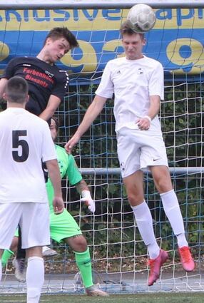 Yannik Bellm (r.) unterliegt mit der Reser-ve des SV 98 gegen den VfB Gartenstadt 1:9.
