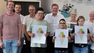 Belohnung für umweltfreundliche Bewegung: Die Gewinner der Stadtradeln-Preise werden von Benjamin Engl (hinten, v. l.), Kai Hennefarth (beide Emodrom) sowie OB Marcus Zeitler geehrt. Manuel Schlosser (vorne, v. l.), Niklas Huber, Samir Jasarevic, Regina Stephan, Selina Palmieri, Norbert Greif, Manuela Heep und Ulla Heilmann-Vogt freuen sich.