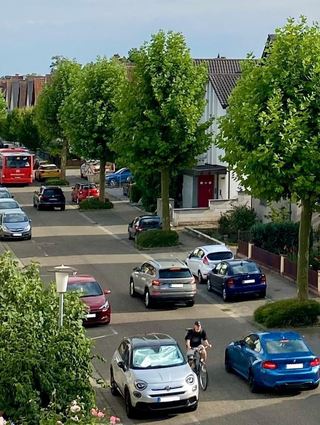 Die Radfahrer aller Altersklassen haben es mitunter schwer: Zwischen fahrenden und parkenden Autos schlängeln sie sich durch das „Nadelöhr“ Beethovenstraße.