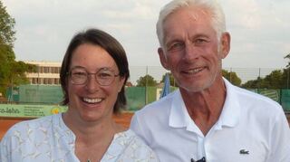 Die Vorsitzende Janine Breyer gratuliert Armin Haas zur 50-jährigen Mitgliedschaft und dankt ihm für seine langjährige Treue zum TC.