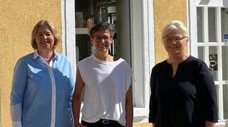 Hotelchefin Tessa Höfer (M.) begrüßt Bärbel Bas (l.) und Christine Lambrecht vor dem Hotel.