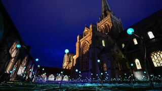 1000 Stiele mit farbwechselnden Lichtern waren kürzlich im Kreuzgang der Kathedrale von Chichester als Teil einer Kunstinstalla-tion des britischen Künstlers Bruce Munro mit dem Titel „Field of Blooms“ zu sehen.