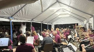 Das Orchester der „29er“ unter der Leitung von Patrick Wewel spielt auf Wunsch und begeistert mit diesem Format.