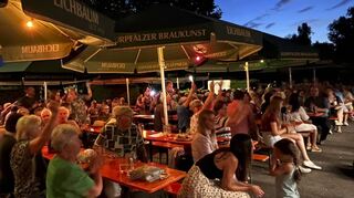 Musik und Atmosphäre – vor der Rheinhallengaststätte passt alles beim „29er Fest“ zusammen. Die Musiker verstehen es besonders beim Wunschkonzert, ihr Publikum in ihren Bann zu ziehen.