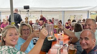 Ein Prosit der Gemütlichkeit auf dem Musikfest – das gehört freilich dazu und gelingt am Montagabend einmal mehr ganz ausgezeichnet.