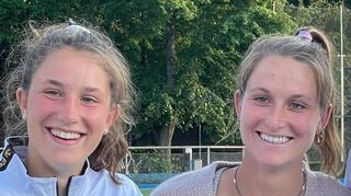 „Sie ist auf jeden Fall eine sehr gute Hockeyspielerin“ – das ist auf Julie Pieper (l.) gemünzt und kommt aus berufenem Munde – von Schwester Cécile Pieper.