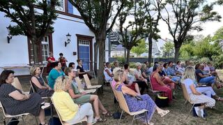 Ihre letzte Singstunde vor der Sommerpause haben die Sängerinnen von Women‘s Voice an den Alten Bahnhof verlegt und betreiben damit auch ein Stück Werbung in eigener Sache.
