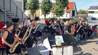 Das Erwachsenenorchester unter der Leitung von Julian Seiler erfreut die zahlreichen Zuhörer auf dem Platz vorm Riegler-Haus mit fetzigem Blasmusiksound. Am Ende gibt es für alle Beteiligten jede Menge Beifall der Besucher.