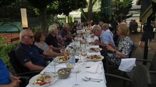 Die TC Gentlemen genießen das Sommerfest mit ihren Begleiterinnen.