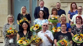 Viele Jahre für die Stadt aktiv: Nina Unglenk-Baumann (vorne, v. l.), Peter Heilmann, Marion Hoffmann, Ivonne Jagemann, Marina Hartmann, Silke Auer, Doris Trautmann, Melanie Schaefer (Mitte, v. l.), Elke Schollenberger, Yasemin Sahin, Irina Ilg, Thimo Mass, Stefan Wirth, Martina Mroß, Andreas Rothermel, Uta Wiesemann (hinten, v. l.), OB Marcus Zeitler, Daniel Ernst, Ivonne Wagner und Johannes Lienstromberg.