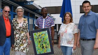 Die Kalligraphie als Andenken und Dankeschön für den Zusammenhalt und die Unterstützung von Andi Olalere Adegbite hängt nun in der GRN-Klinik Schwetzingen. Auf dem Bild zu sehen sind (von links) das Ehepaar Bjerstedt, Andi Agdebite, Marianne Kandert und Jens Scheurich.