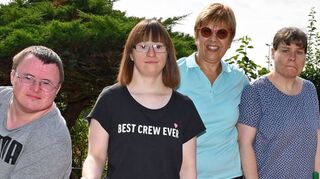 Ralf (v. l.), Susann, Renate Schmidt und Katharina bilden beim Inklusions-Minigolfturnier von SPD und Arbeiterwohlfahrt ein Team und haben viel Spaß auf den Bahnen von Vincenzo Ruta.
