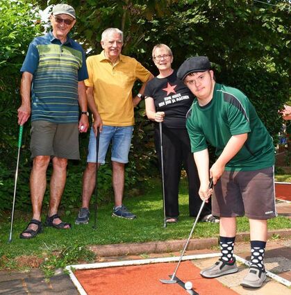 Heiner Neundorff (v. l.), Rolf Hege, Kirsten Ehrhardt und ihr Sohn Henri haben Spaß beim Minigolf.