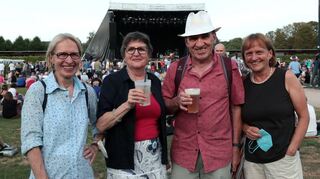 Ganz entspannte Atmosphäre: Karin (v. l.) Ingrid, Roland und Andrea haben viel Platz auf dem Festivalgelände, das etwas weniger voll ist als bei den Vorgängerkonzerten.
