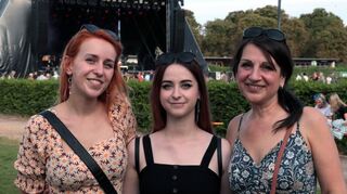 Zwei Generationen von Zaz-Fans: Stella (v. l.), Sofia und Dora freuen sich auf das Konzert des Nouvelle-Chanson-Stars aus Paris.