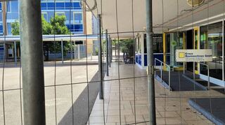Der Haupteingang des Anbaus kommt in einen Windfang auf ganzer Länge des alten Pavillons.