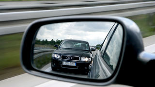 Im Schutz seiner Anonymität hängte sich der Fahrer an mein Heck, hupte unaufhörlich, blendete auf und ab und zermürbte mich mit den Werkzeugen seiner Selbstjustiz.