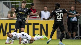 Beim Sieg im DFB-Pokal in Rehden nutzte Sandhausens Ahmed Kutucu, hier gegen Alessio Arambasic (l.) und Kevin Coleman, seine Chance und erzielte beim 4:0 sein erstes Saisontor für die Schwarz-Weißen – der Stürmer war also obenauf und nicht wie in dieser Szene am Boden.