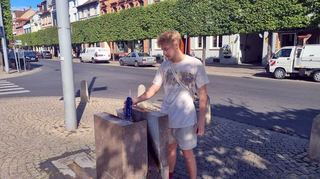 Am Schwetzinger Bahnhof gibt es einen Trinkwasserbrunnen, an dem durstige Passanten ihre Flaschen auffüllen können.