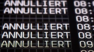 Weil viele Flüge ausfallen, fordert die Verbraucherzentrale, die Vorkasse abzuschaffen.