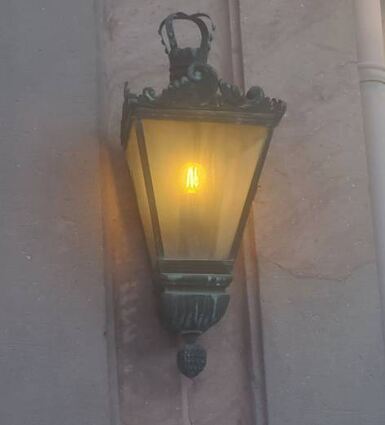 Die Laterne am Zirkelbau leuchtet am Tag. Während der Open Airs braucht es Licht auf dem Festivalgelände aus Sicherheitsgründen. Durch das bestehende Leitungsnetz konnte daher diese Lichtquelle nicht ausgeschaltet werden. Das geht wohl künftig.