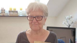 Autorin Brigitte Kemptner liefert eine Geschichte, die sie selbst erlebt hat, für das Buch „Kindheitserinnerungen“.