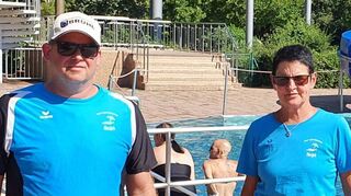 Patrick Berndt, Bäderleiter des Frei- und Hallenbades, und Kollegin Silvia Luksch sind im Brühler Freibad auch für die Sicherheit der Besucher zuständig.