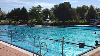 Im Brühler Schwimmbad können Besucher die heißen Sommertage besonders gut genießen.