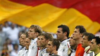 Die deutsche Nationalmannschaft beim EM-Qualifikationsspiel 2007 in der AOL-Arena Hamburg beim Singen der Nationalhymne.