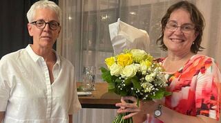 Petra Presser (v. l.) ist die neue Zonta-Präsidentin. Vorgängerin Christiane Loelgen wird mit einem Blumenstrauß verabschiedet.