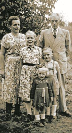 Mutter Gertrud (v. l.) und die Kinder Elisabeth, Alfons sowie Christel mit ihrem Vater Bernhard Ruhnau nach der Ankunft in Oftersheim im Jahr 1952.