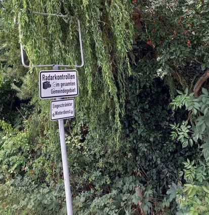 Kaum war das im Mai gestohlene Schild ersetzt, war es wieder gestohlen.