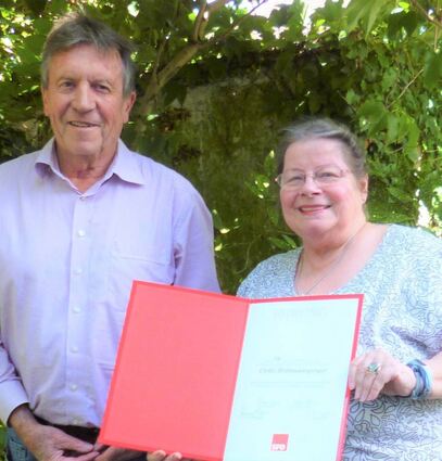 SPD-Vereinsvorsitzender Dieter Hoffstätter ehrt Ulrike Hettmannsperger, die der Partei seit 50 Jahren angehört.