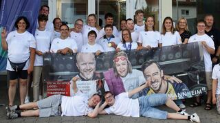 Schwimmer, Trainer und Helfer aus dem Kooperationsprojekt der beiden Vereine Pro Down Heidelberg und SG Poseidon Eppelheim freuen sich mit Bürgermeisterin Patricia Rebmann (4. v. r.) und Projektleiter Thomas Kreuzer (2. v. r.) über die jüngsten sportlichen Erfolge in Berlin und in Mannheim.