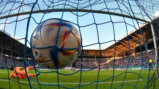 Im 28 Jahre alten Carl-Benz-Stadion hatten die Fans zuletzt wieder sehr viel Freude. Hier der von Pascal Sohm gegen Kiels Keeper Tim Schreiber beim Pokalsieg lässig verwandelte Elfmeter.