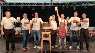 Bürgermeister Timo Wangler (3. v. r.) hat den Fassbieranstich gemeistert - und damit gibt es Bier für alle.