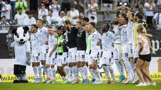 Der 1:0-Sieg gegen Fortuna Düsseldorf muss gefeiert werden. Die Spieler des SV Sandhausen jubeln nach dem Spiel mit den Fans.